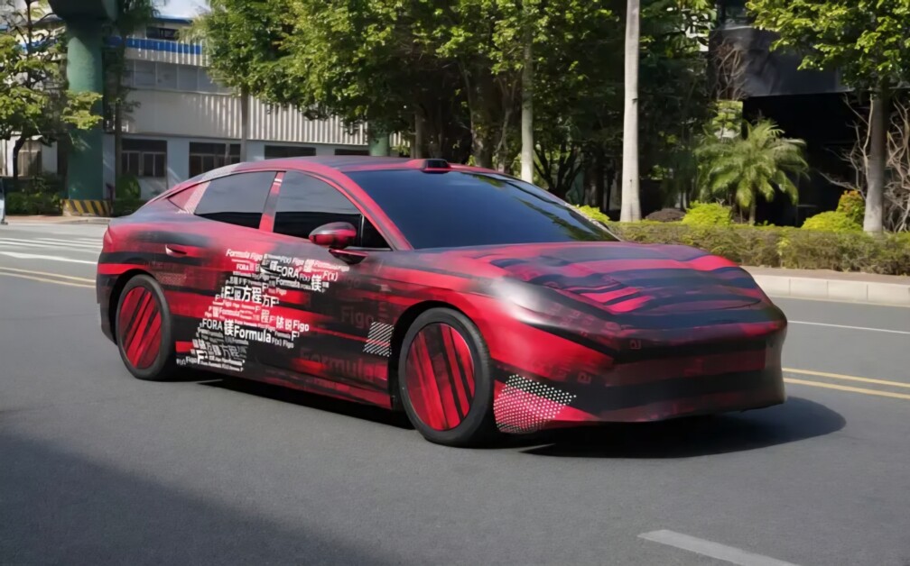 Fang Cheng Bao expande sus horizontes se capturó el primer modelo tipo sedán